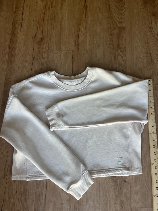 Vuori Tops - Vuori Restore Crop Crew Sweatshirt Cream/Oatmeal Size Small Soft Fleece